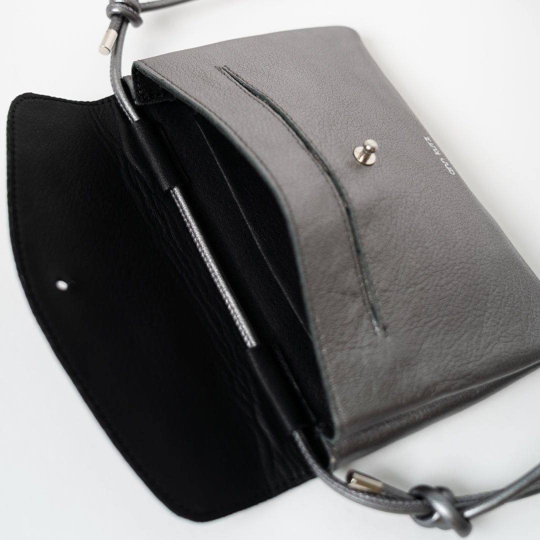 ann-kurz-mini-cute-clutch-metallic-dark-silver-leder image 3
