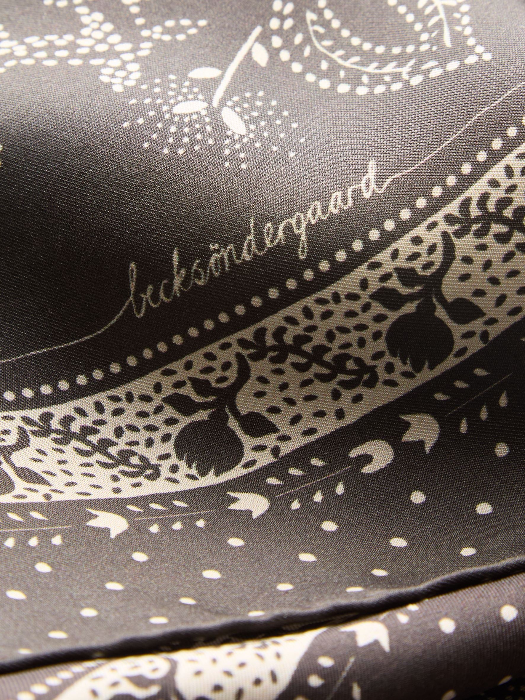 becks-ndergaard-dotted-flora-sia-seidentuch-braun-65x65 image 3