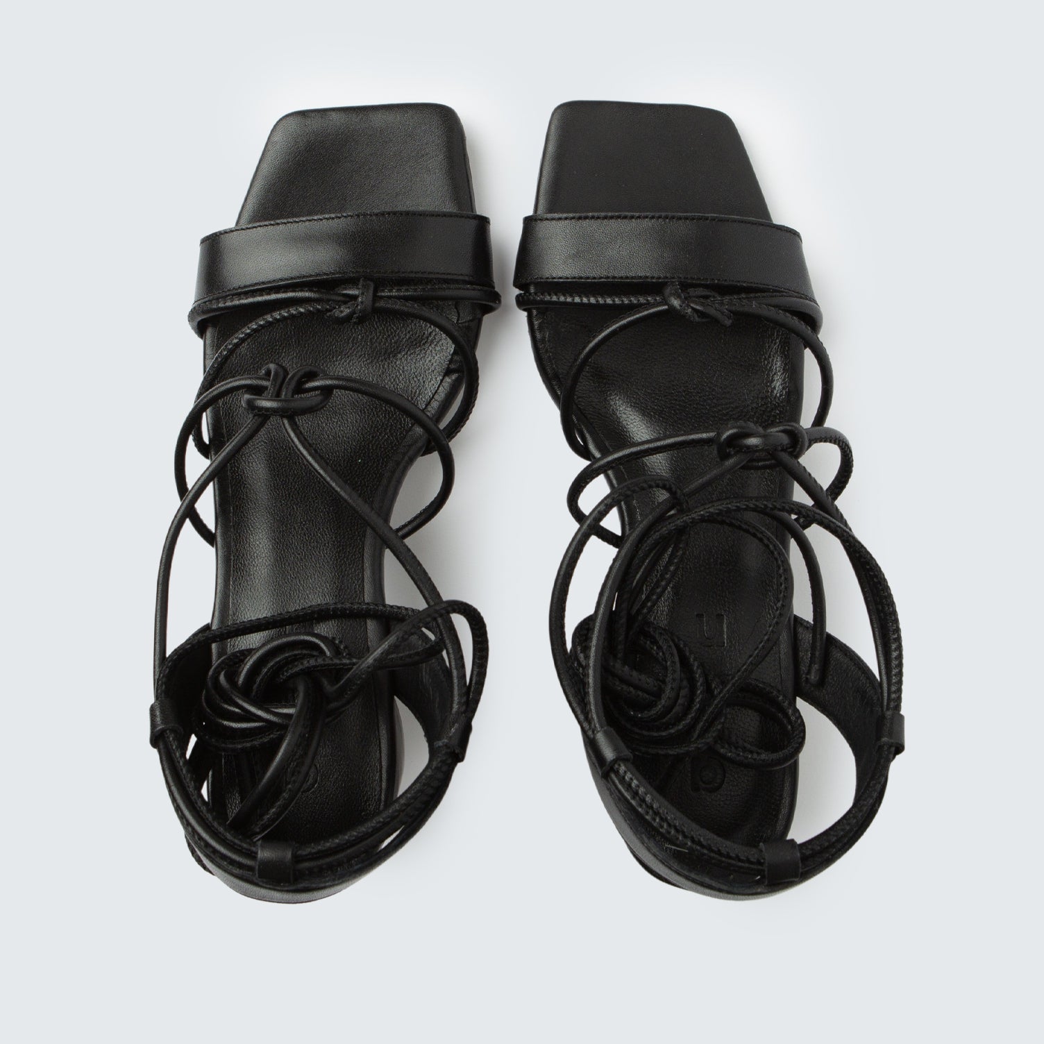 ann-kurz-heel-knots-sandalen-nappa-schwarz-riemchen-absatz image 2