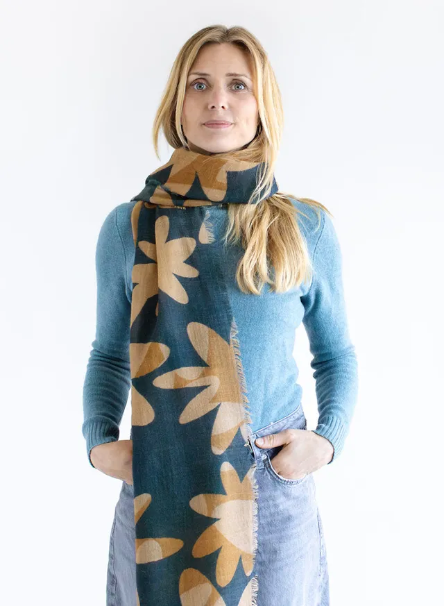 djian-kari-schal-merinowolle-beige-blau-floral image 1