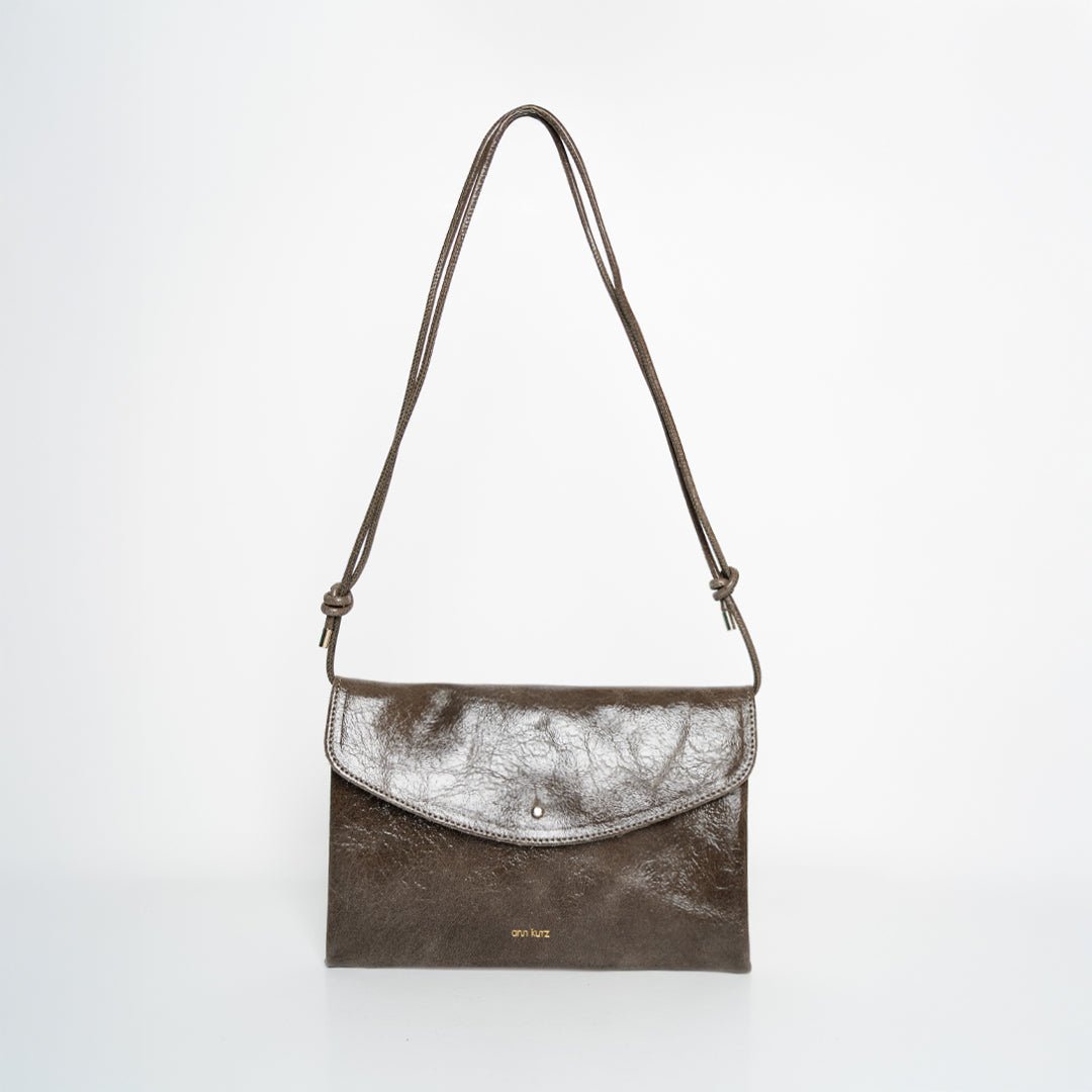 ann-kurz-cute-clutch-lackleder-clutch-fango-kartenfach image 1