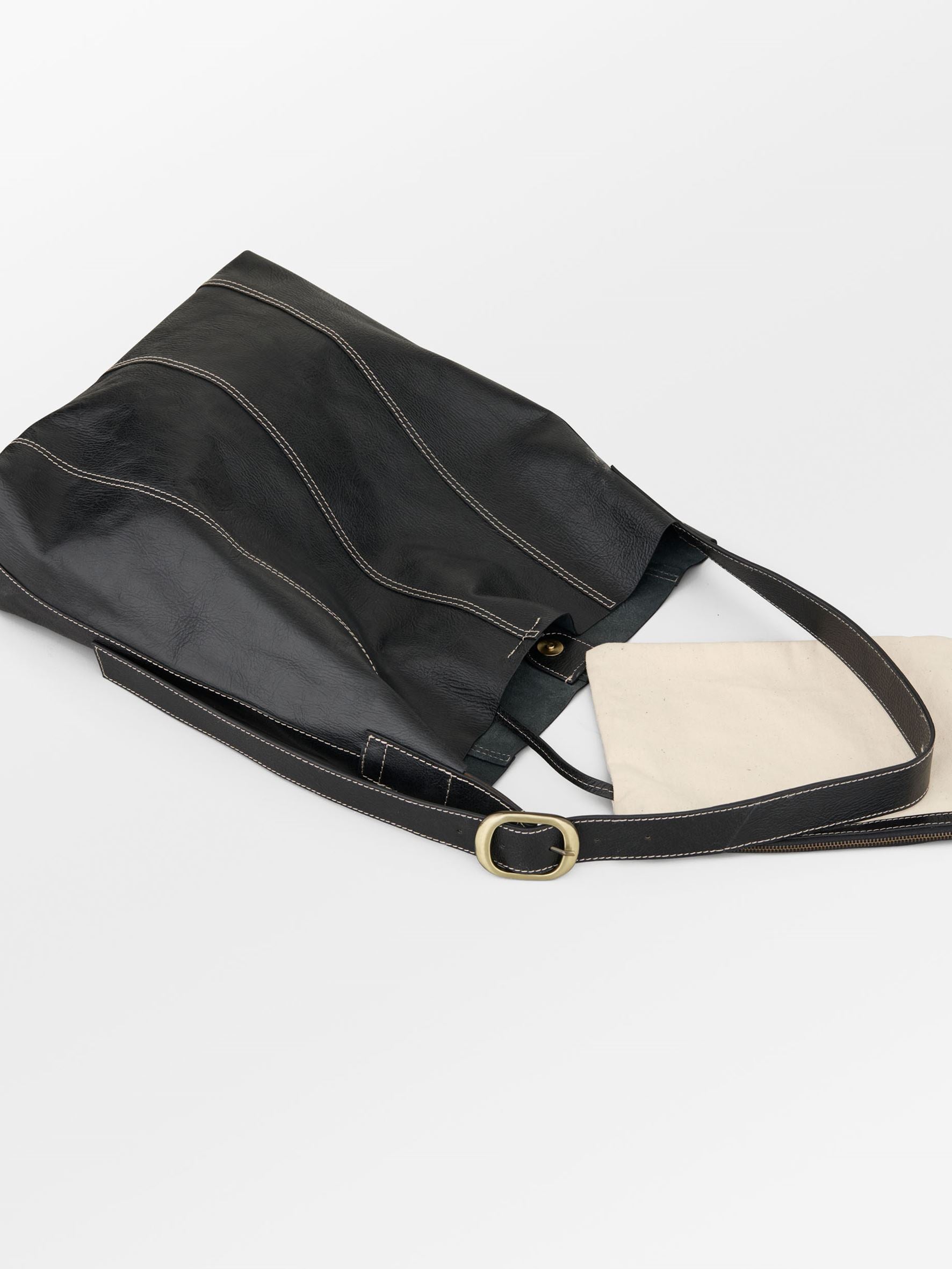 becks-ndergaard-panel-mae-buckle-tasche-schwarz-leder image 3