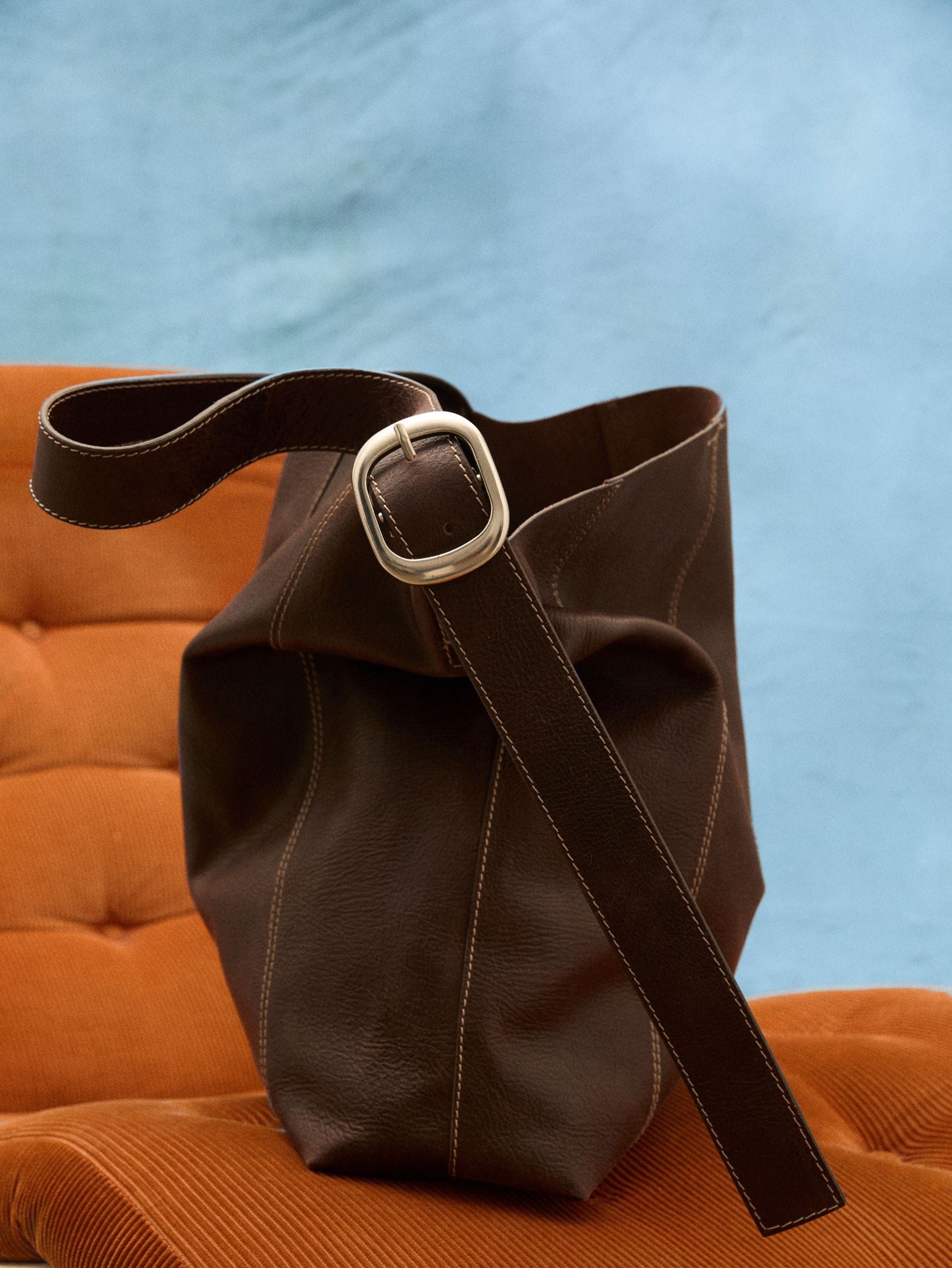 becks-ndergaard-panel-mae-buckle-tasche-chocolate-torte-leder image 4