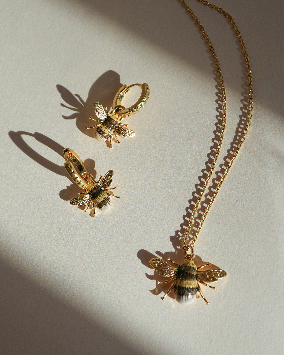 fable-england-bee-schmuckset-biene-gold-huggies image 5