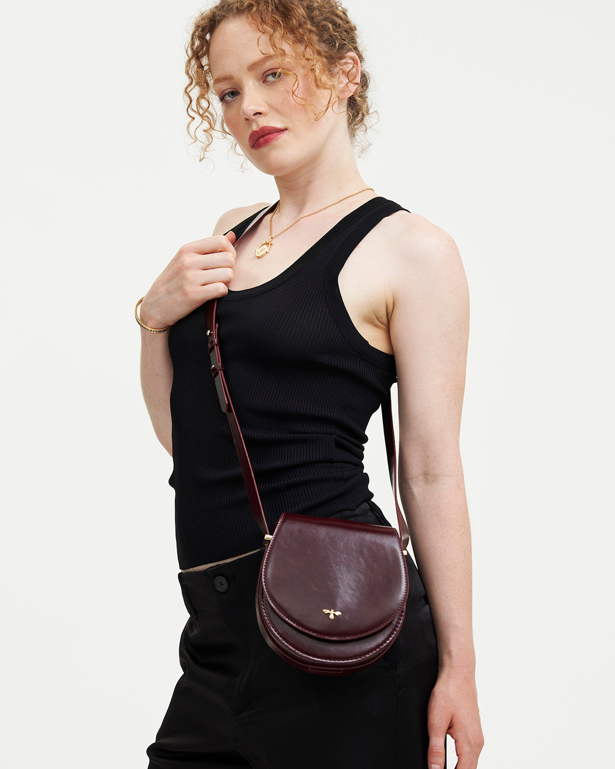 fable-england-cherry-red-saddle-bag-umh-ngetasche-lack image 2