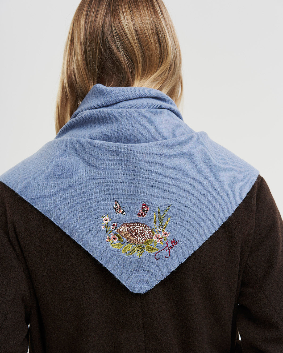 fable-england-hedgehog-dreieckstuch-schal-blau-stickerei image 2