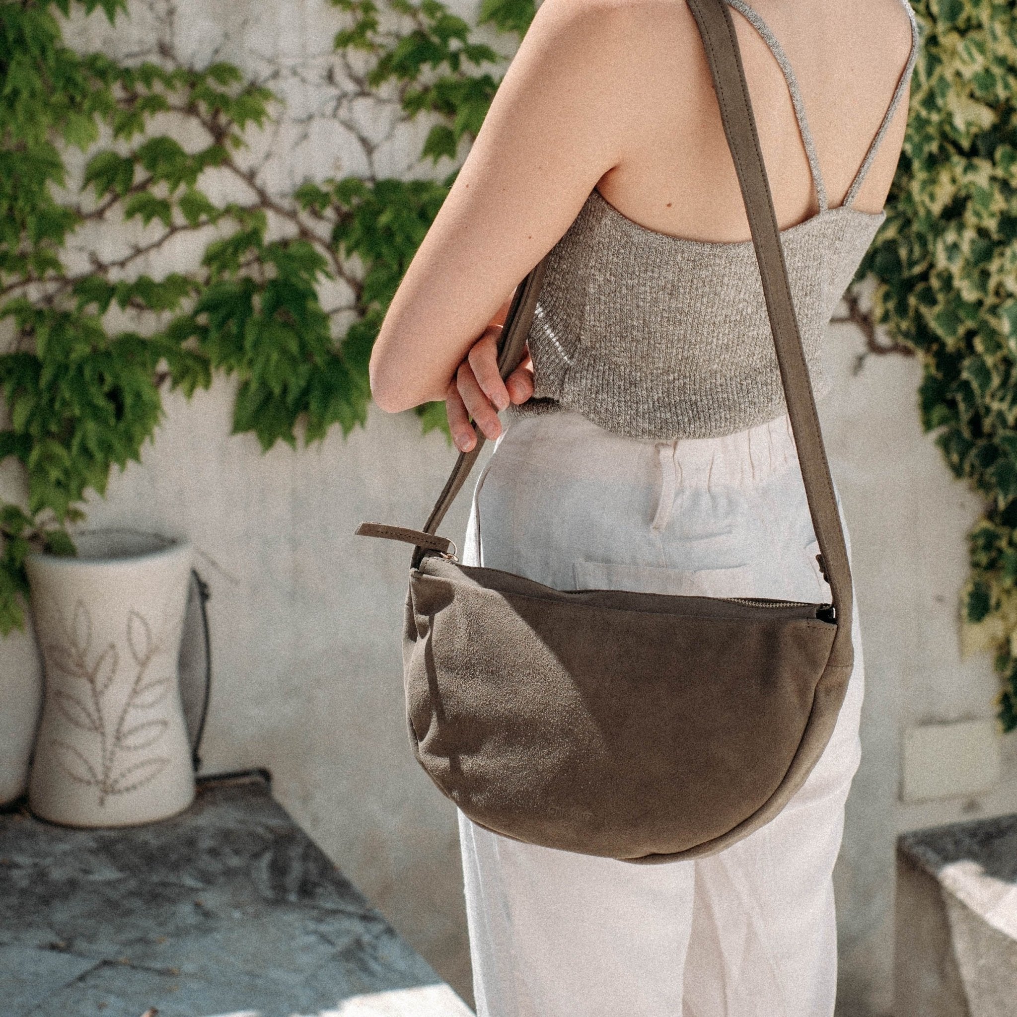 ann-kurz-soft-half-moon-schultertasche-velours-caramelo image 3