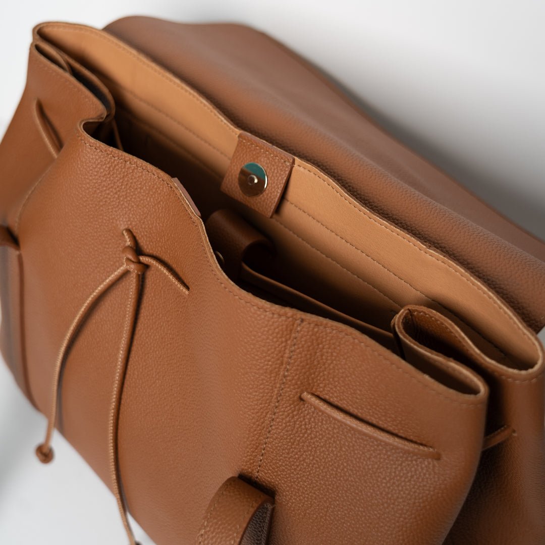 ann-kurz-the-greatest-shopper-shopper-grain-leather-brown-laptop image 3