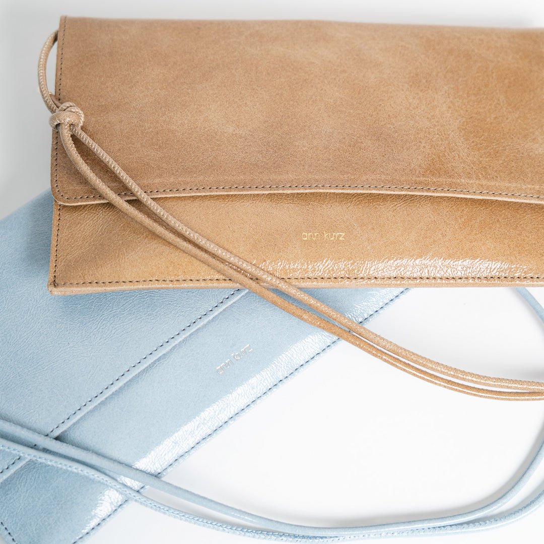 ann-kurz-thin-clutch-lackleder-clutch-celeste-handyfach image 7