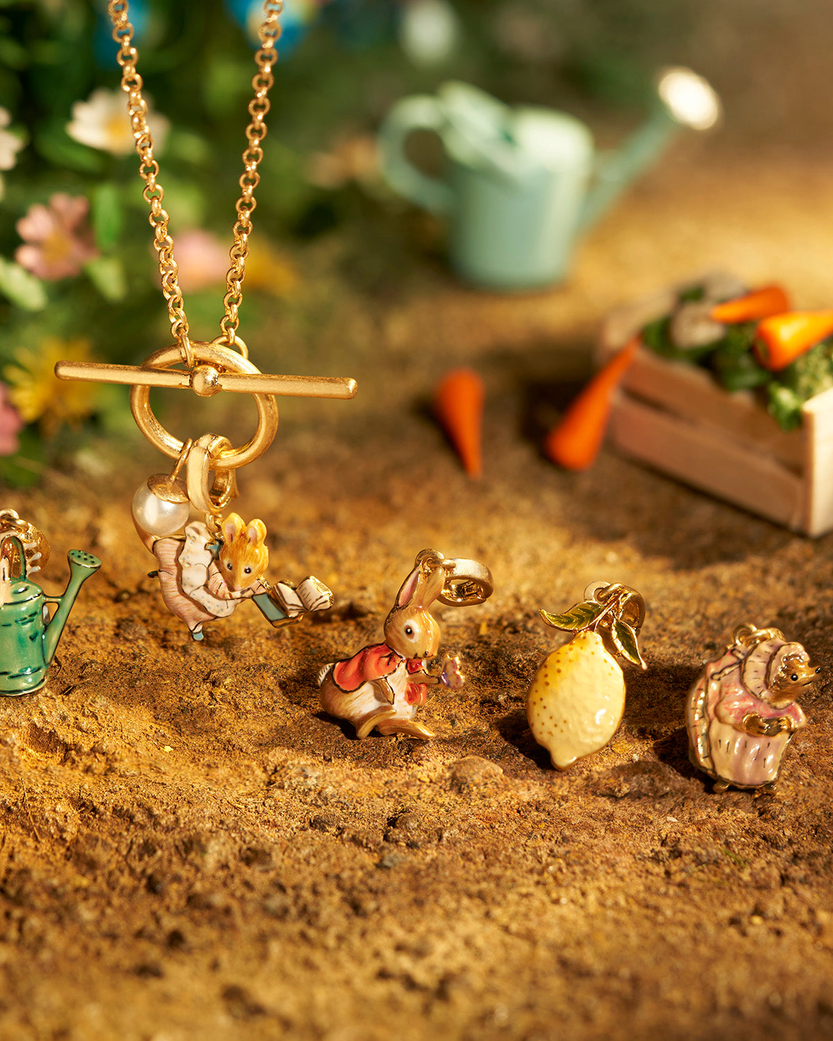 fable-england-x-peter-rabbit-appley-dapply-buch-charm-gold image 2