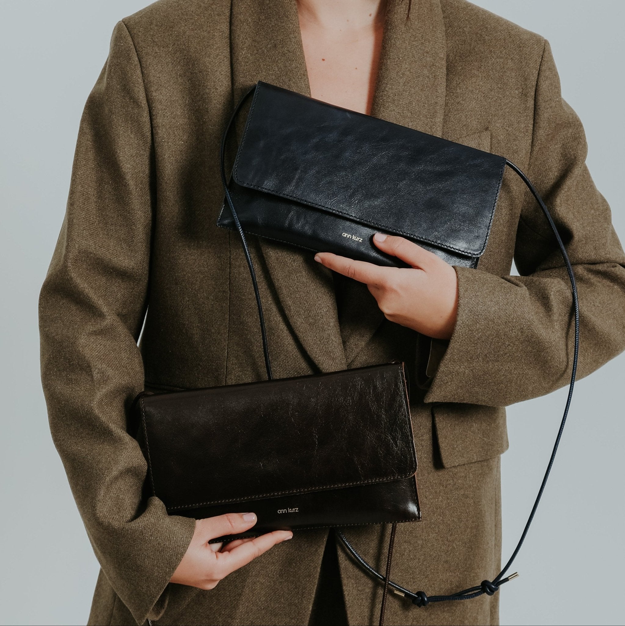 ann-kurz-thin-clutch-abendtasche-nappa-navy-blau image 3
