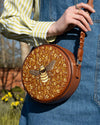 fable-england-bumble-circle-tasche-rund-biene-stickerei image 2