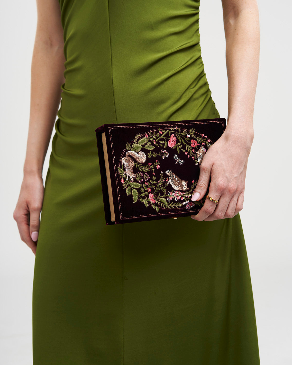 fable-england-elinor-meadow-book-clutch-samt-bordeaux image 8