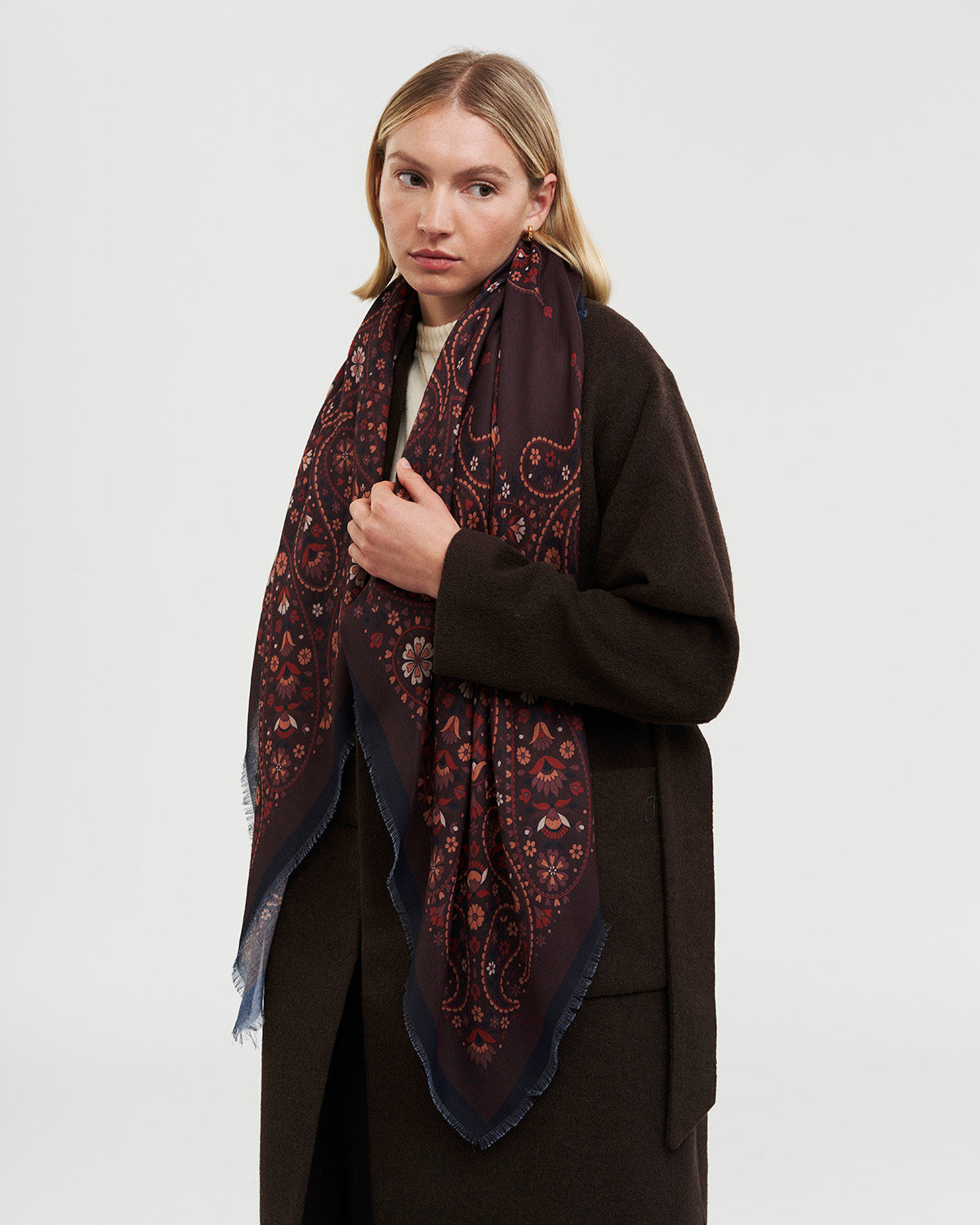 fable-england-eve-paisley-pashmina-schal-chocolate-paisley image 3