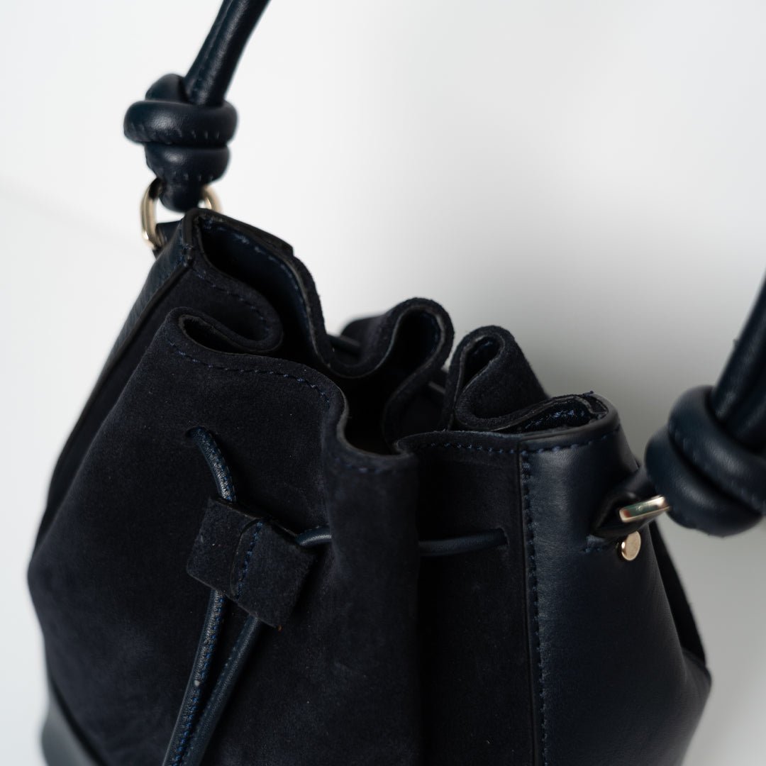 ann-kurz-mini-saku-beuteltasche-suede-mix-navy-mit-riemen image 3