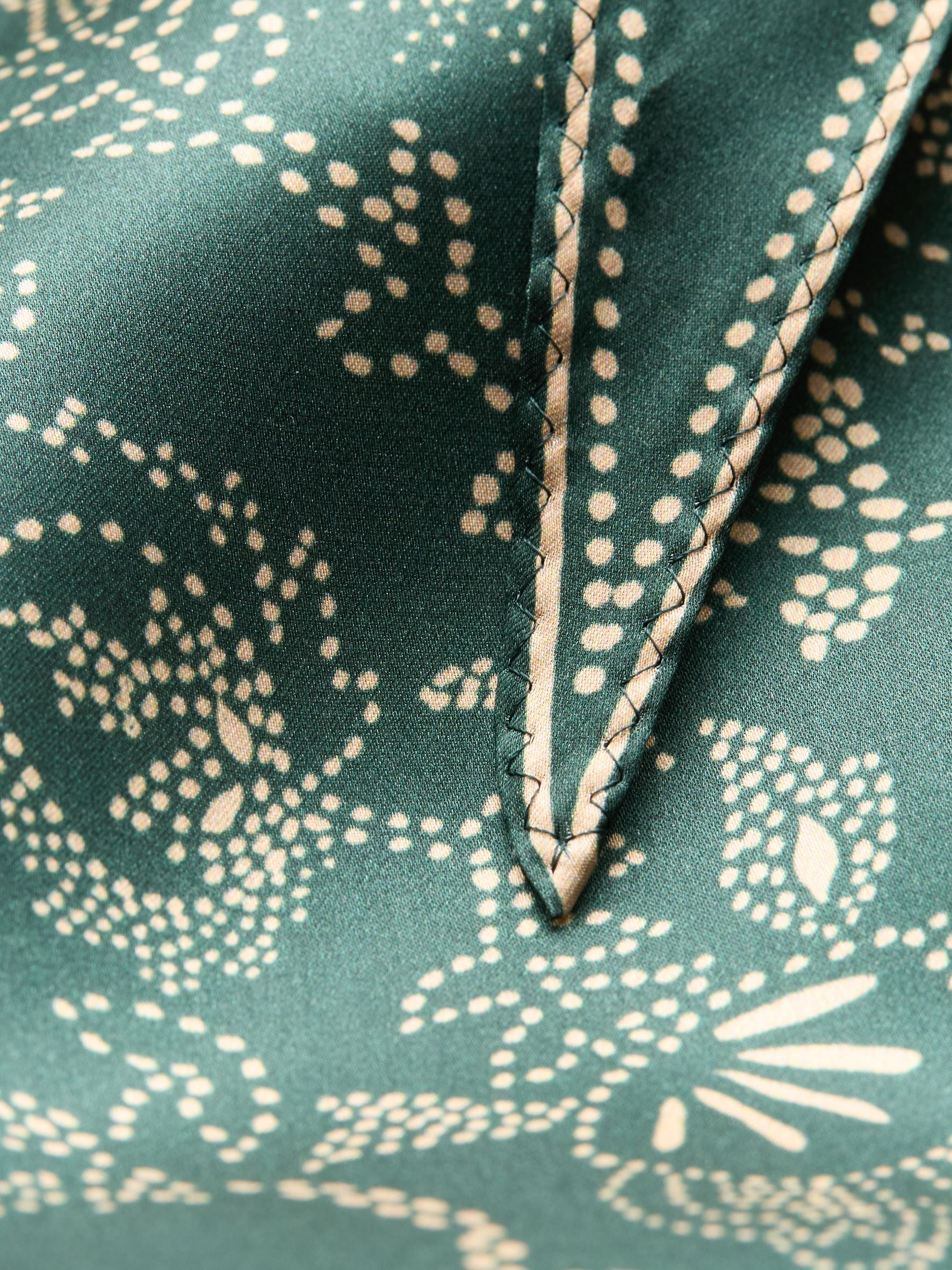 becks-ndergaard-dotted-flora-diamond-seidenschal-topiary-gr-n image 3