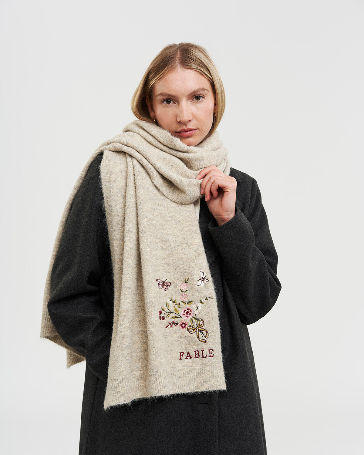 fable-england-eve-floral-strickschal-oat-marl-bestickt image 2