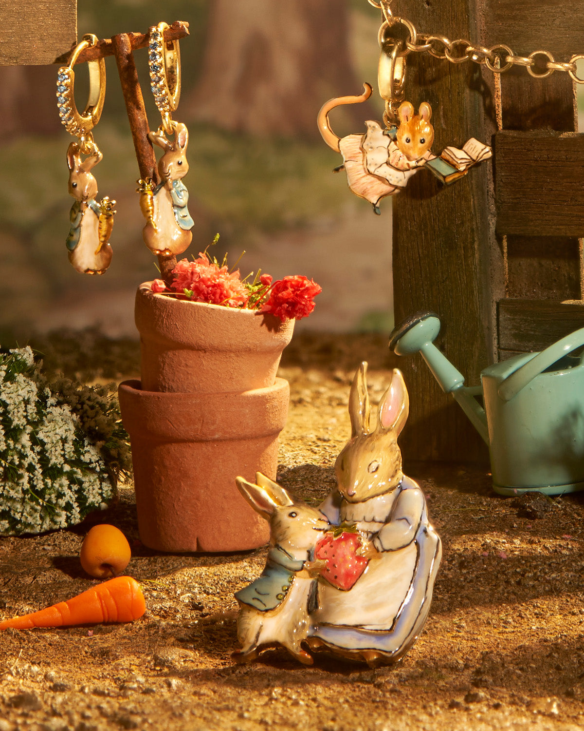 fable-england-peter-rabbit-mrs-rabbit-brosche-gold-emaille image 2