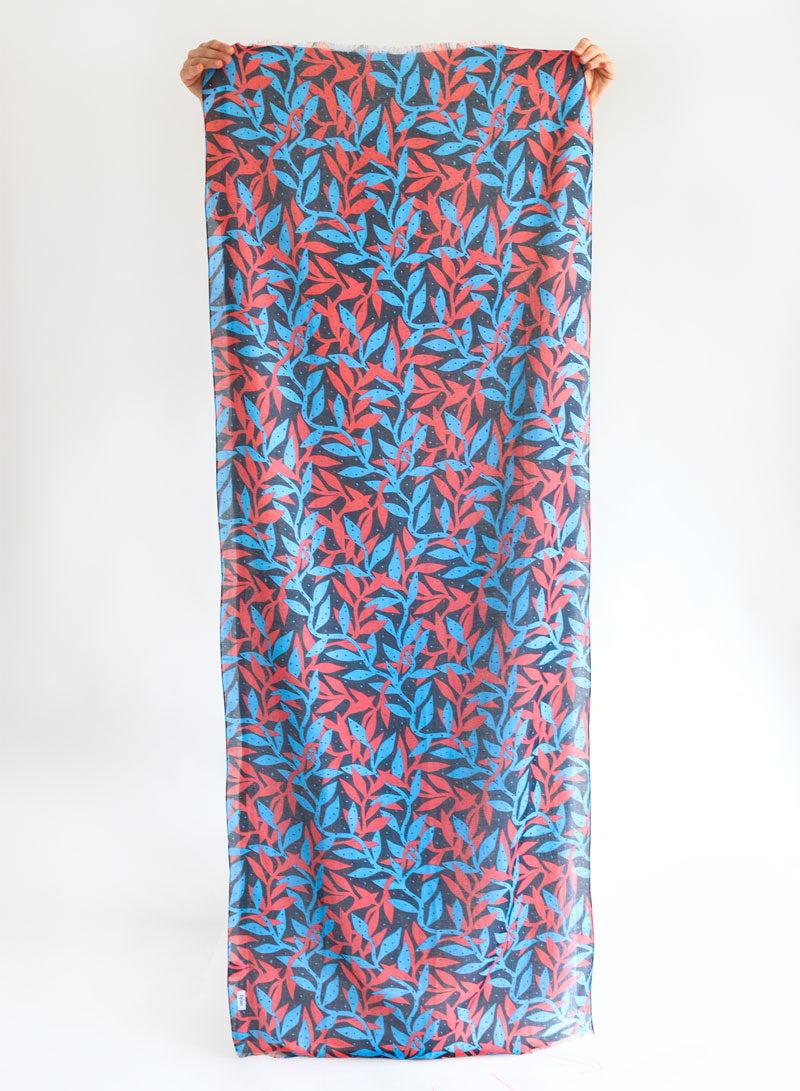 djian-alga-schal-modal-baumwolle-blau-rot-floral image 2