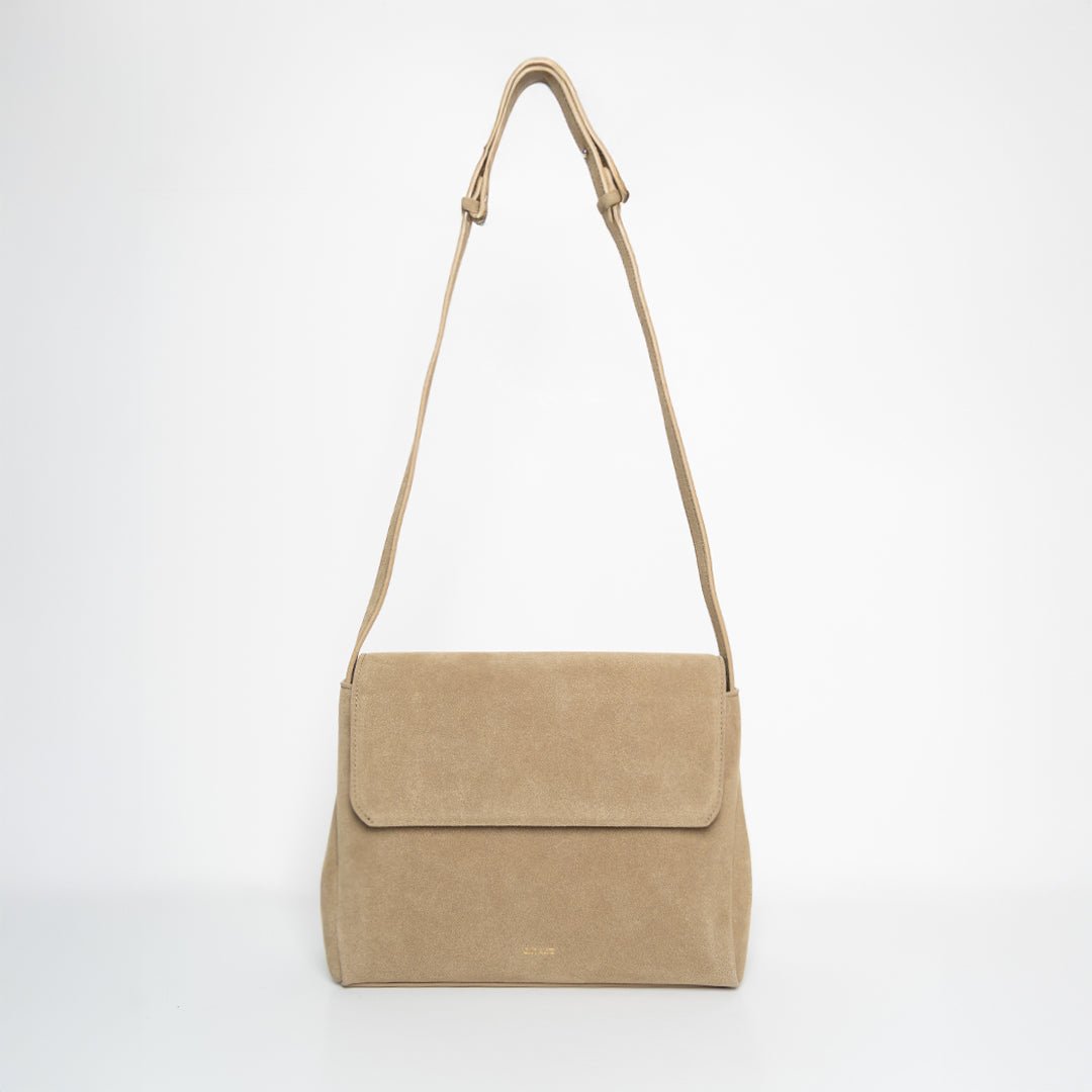 ann-kurz-crossbody-umh-ngetasche-recycled-suede-taupe-mit-klappe image 1