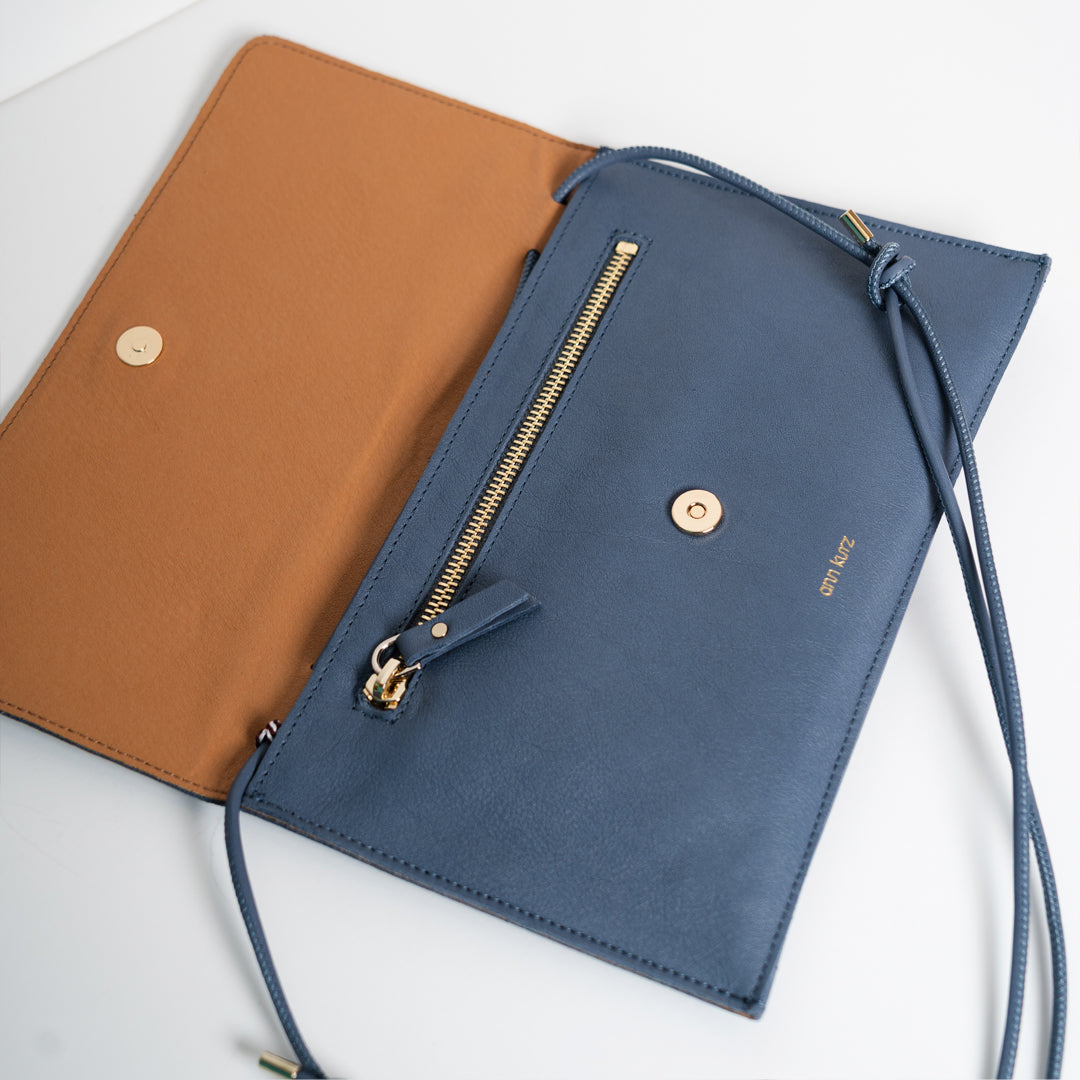 ann-kurz-thin-clutch-abendtasche-nappa-blau-handyfach image 2