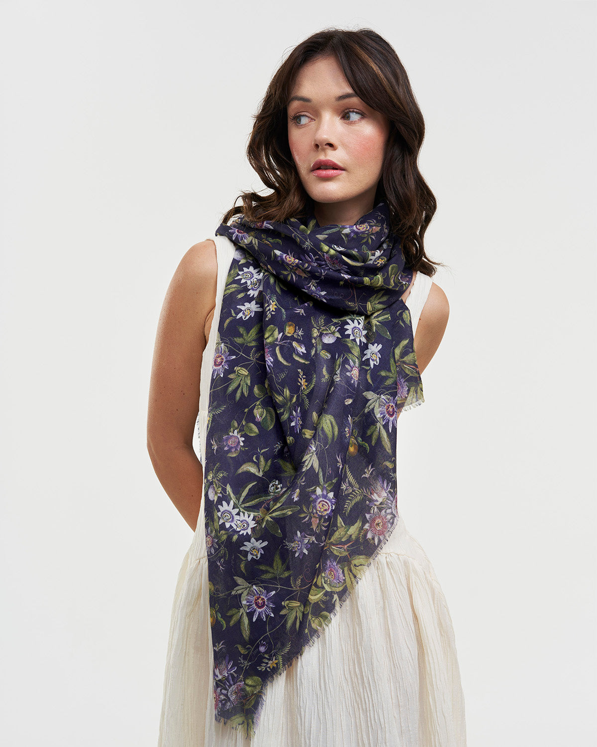 fable-england-passion-flower-schal-navy-leicht-lang image 2