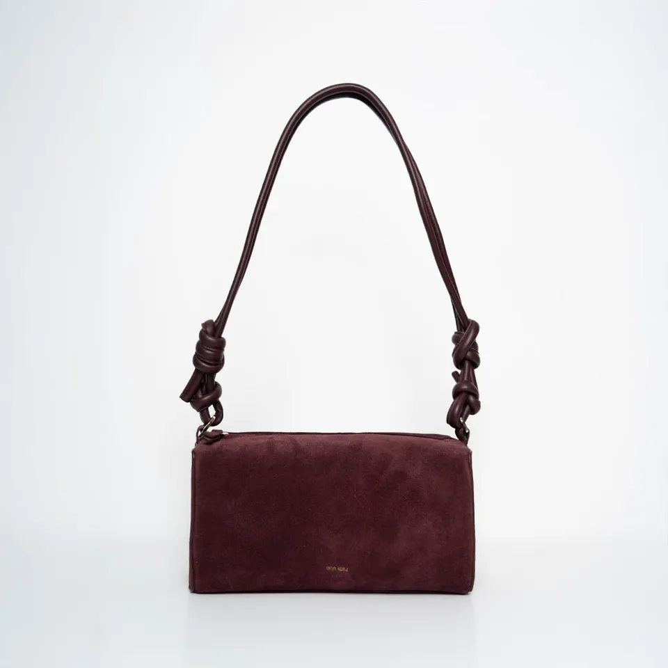 ann-kurz-long-square-schultertasche-wildleder-bordeaux image 1