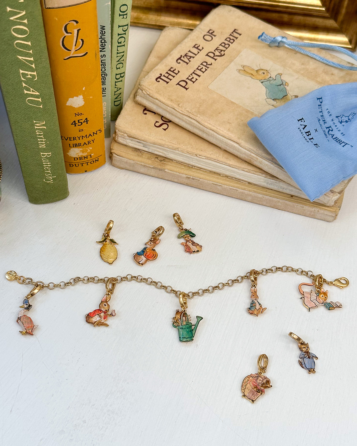 fable-england-x-peter-rabbit-appley-dapply-buch-charm-gold image 5