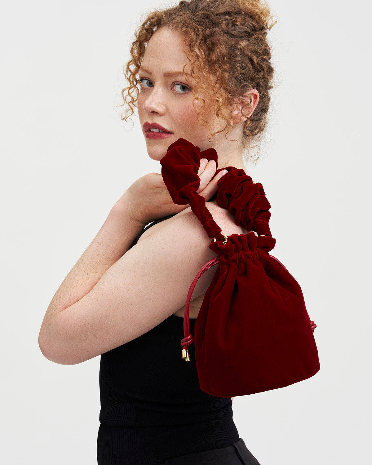 fable-england-ruby-red-bucket-bag-beuteltasche-rot-samt image 2