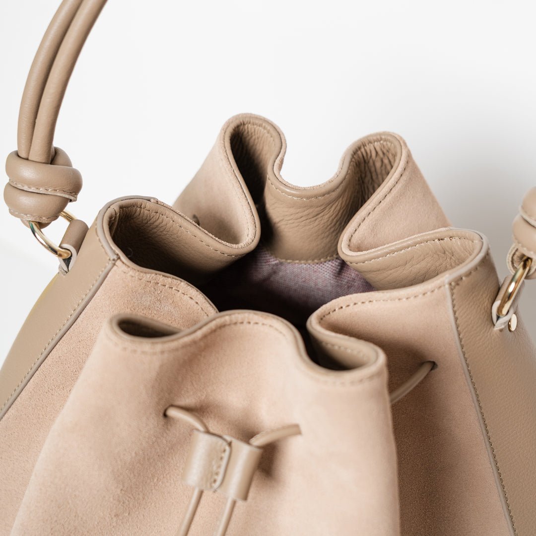 ann-kurz-tall-saku-beuteltasche-suede-caramelo image 2