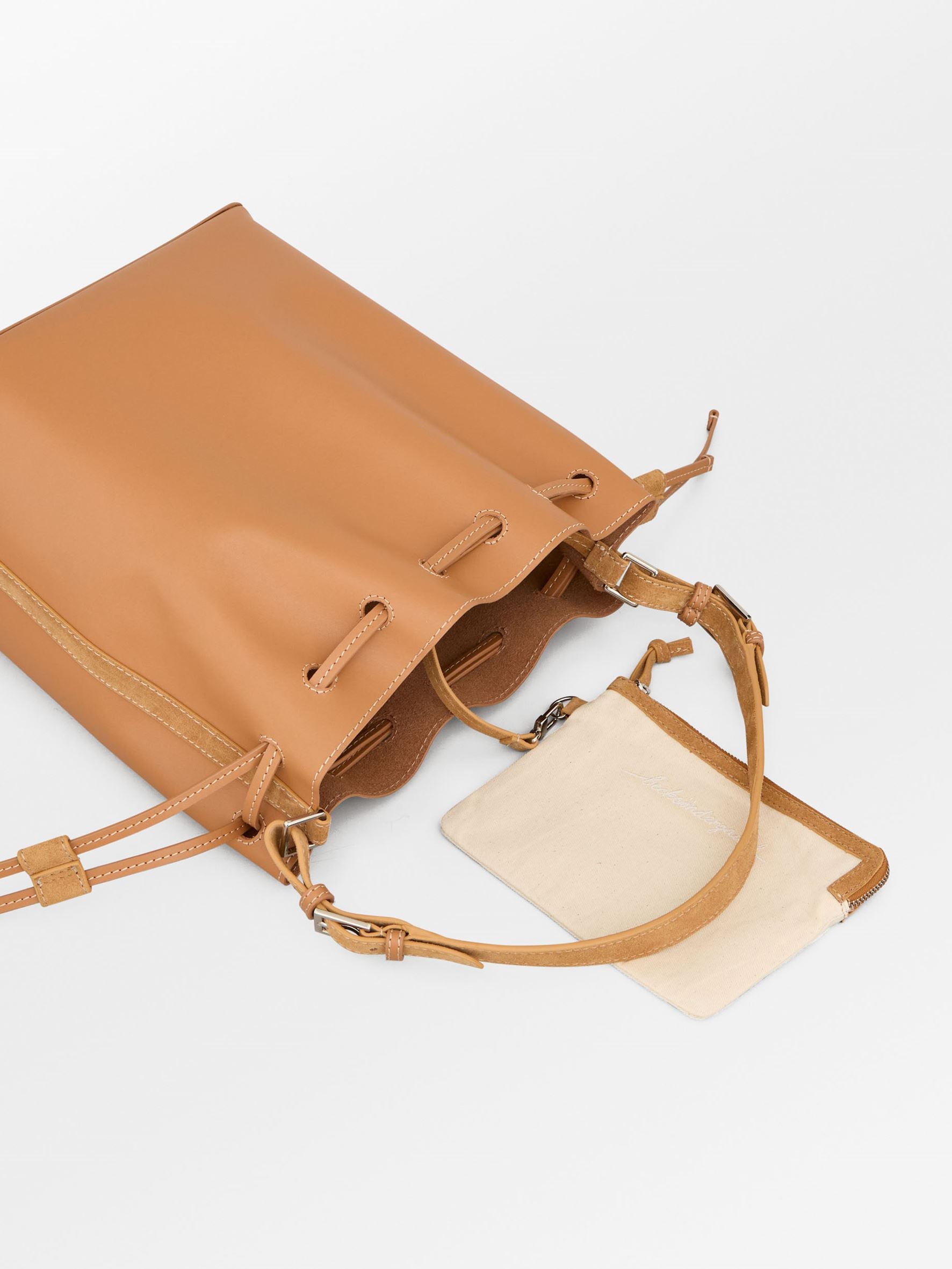 becks-ndergaard-smooth-bucket-tasche-leder-braun image 3