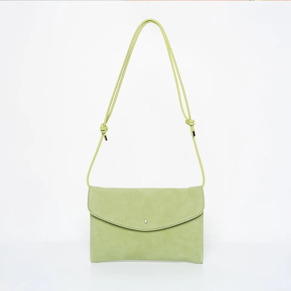 ann-kurz-cute-clutch-pistachio-recycled-wildleder image 1