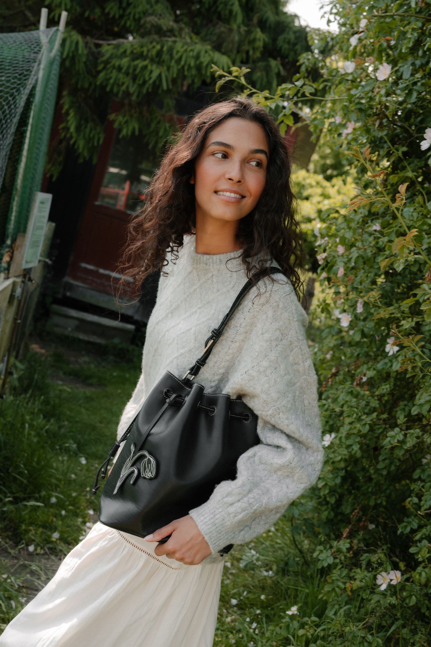 becks-ndergaard-smooth-bucket-bag-leder-schwarz-24x30 image 3