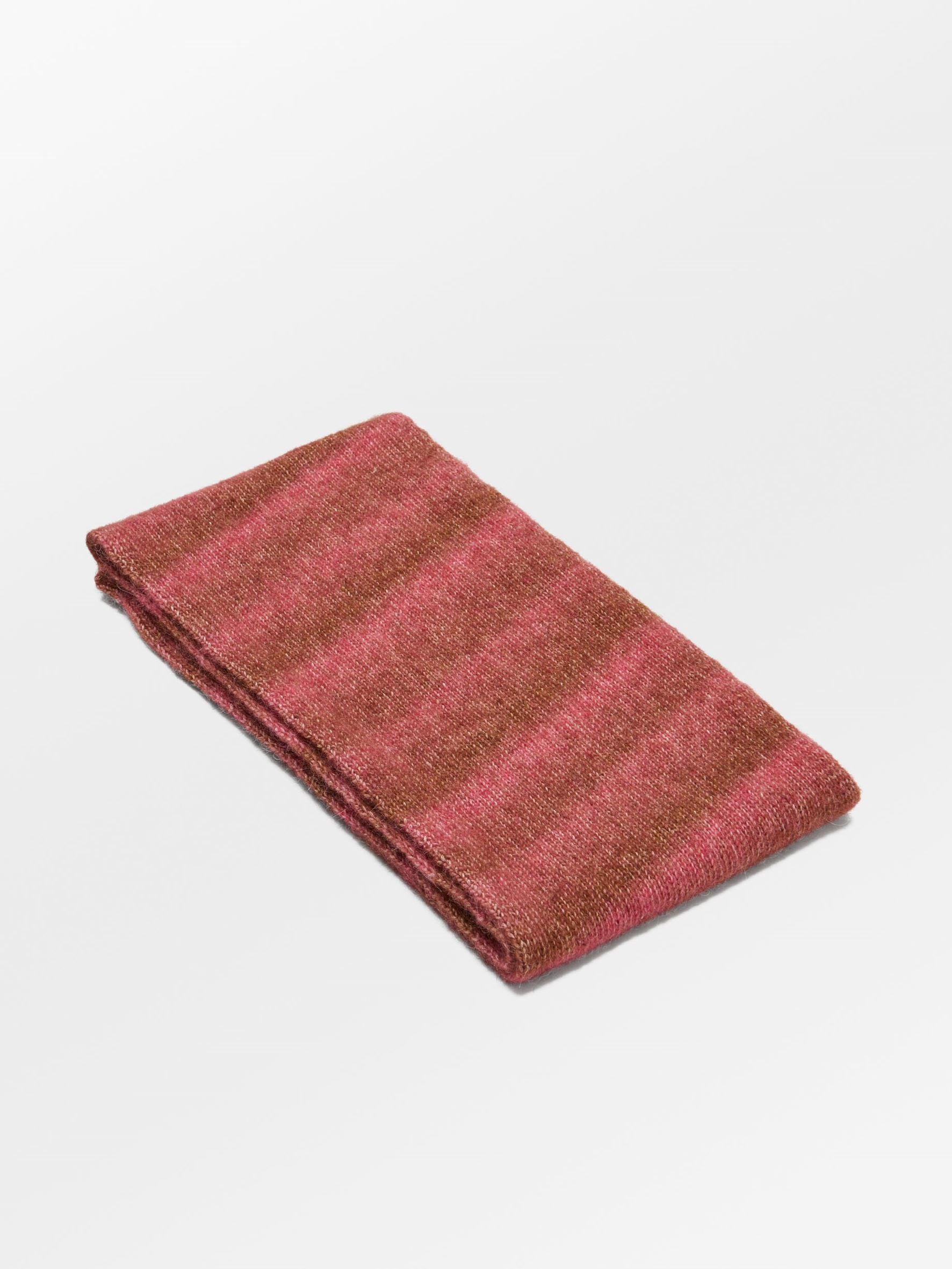 becks-ndergaard-lenny-scarf-wollschal-carmine-pink-24x180 image 2