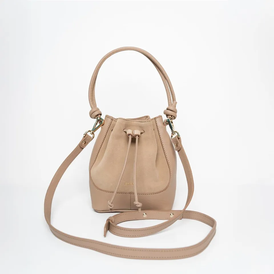 ann-kurz-mini-saku-beuteltasche-suede-caramelo-bucket-bag image 1
