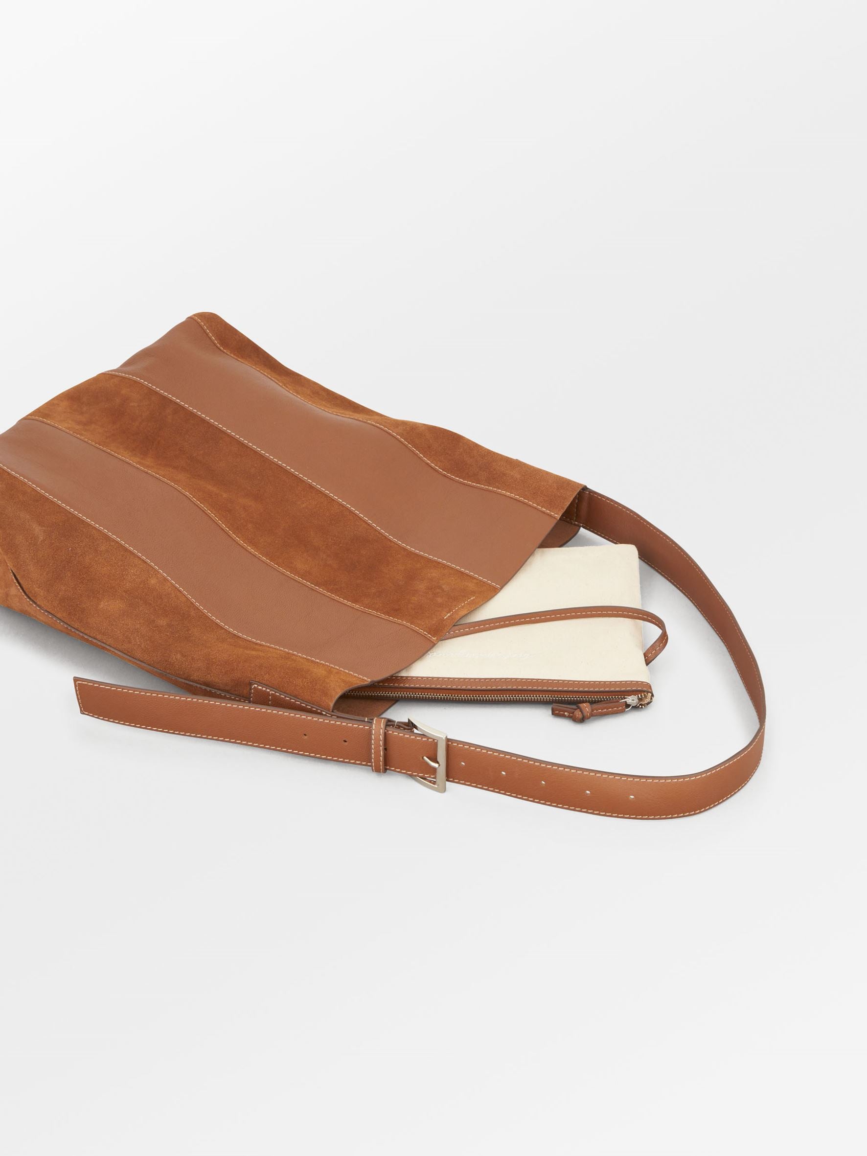 becks-ndergaard-mixel-mae-buckle-bag-schultertasche-cognac image 3