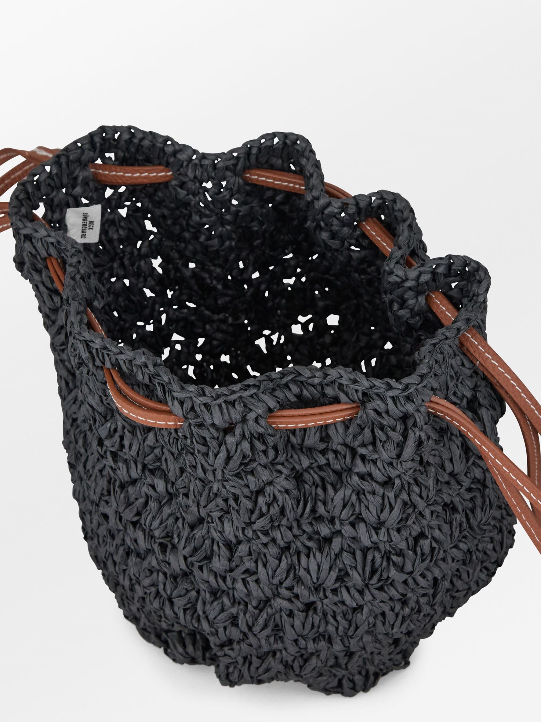 becks-ndergaard-bina-mesh-straw-beuteltasche-schwarz-stroh image 2
