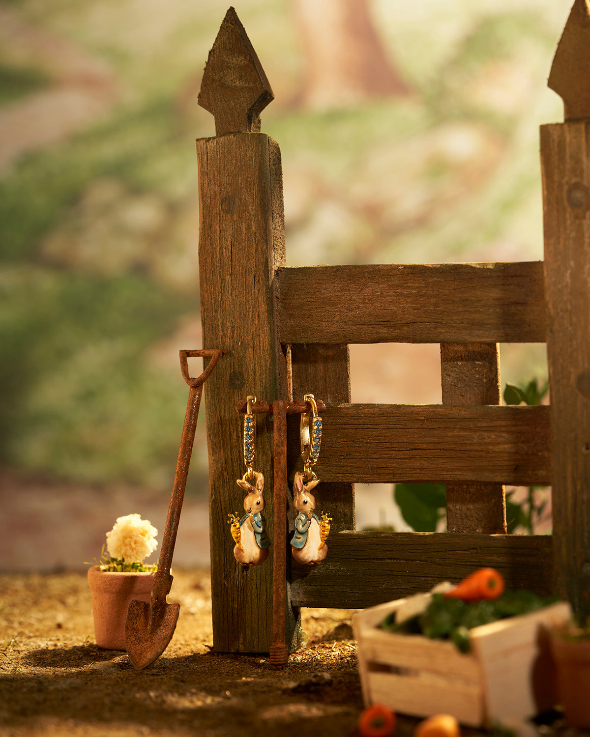 fable-england-peter-rabbit-karotten-huggie-ohrringe-gold image 3