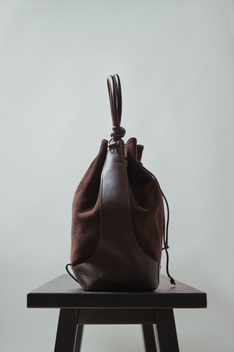 ann-kurz-saku-tall-beuteltasche-suede-mocha-rucksack-leder image 7
