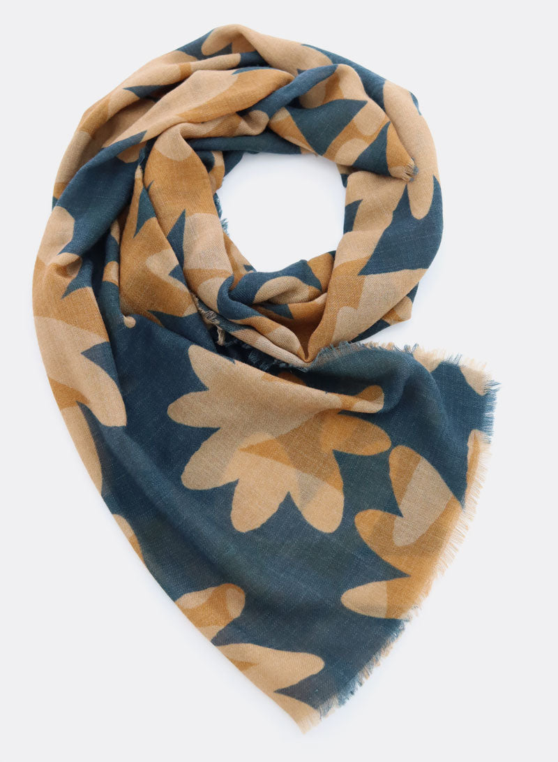 djian-kari-schal-merinowolle-beige-blau-floral image 2