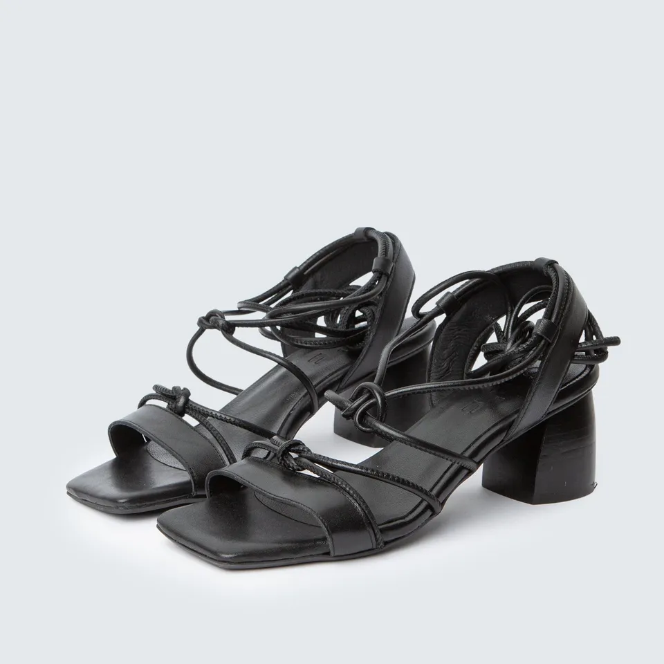 ann-kurz-heel-knots-sandalen-nappa-schwarz-riemchen-absatz image 1
