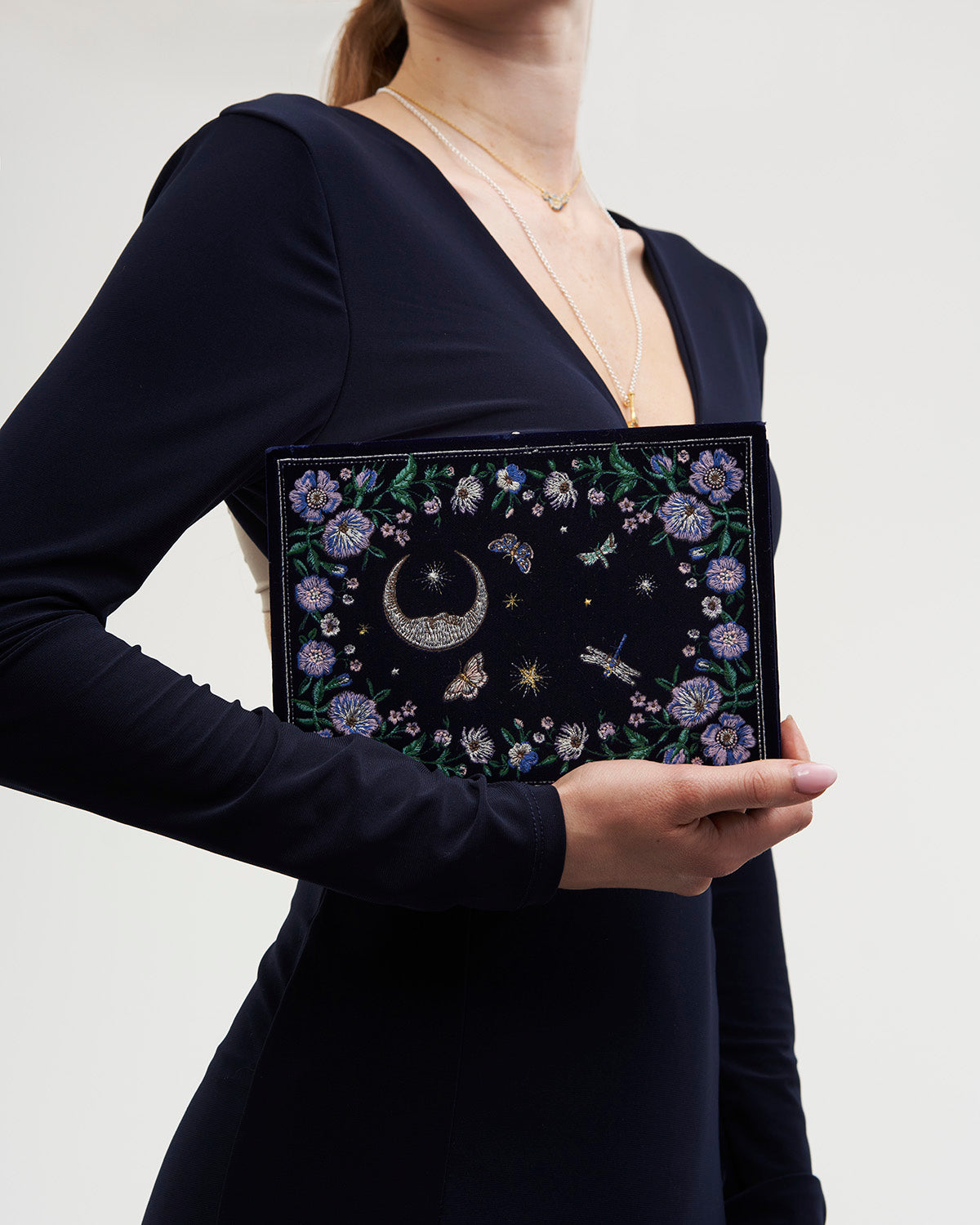 fable-england-marianne-midnight-garden-book-clutch-handtasche-navy-samt image 8