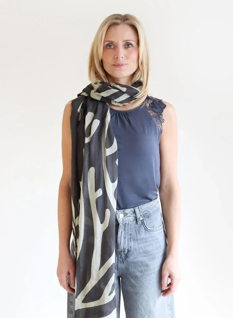 djian-cora-schal-modal-baumwolle-grau-floral-vegan image 2