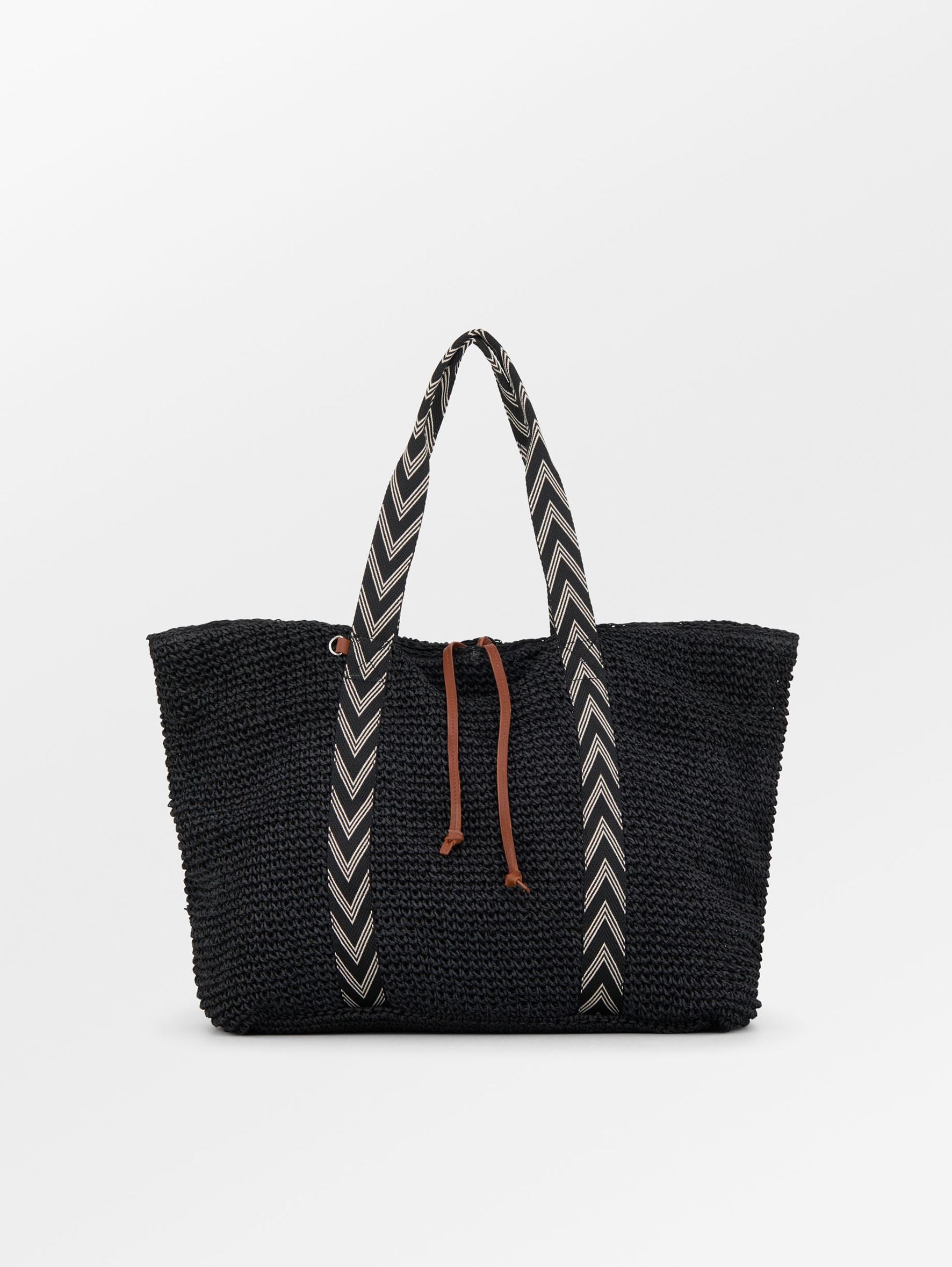 becks-ndergaard-pheobe-paper-straw-shopper-schwarz-papier-44x40 image 1