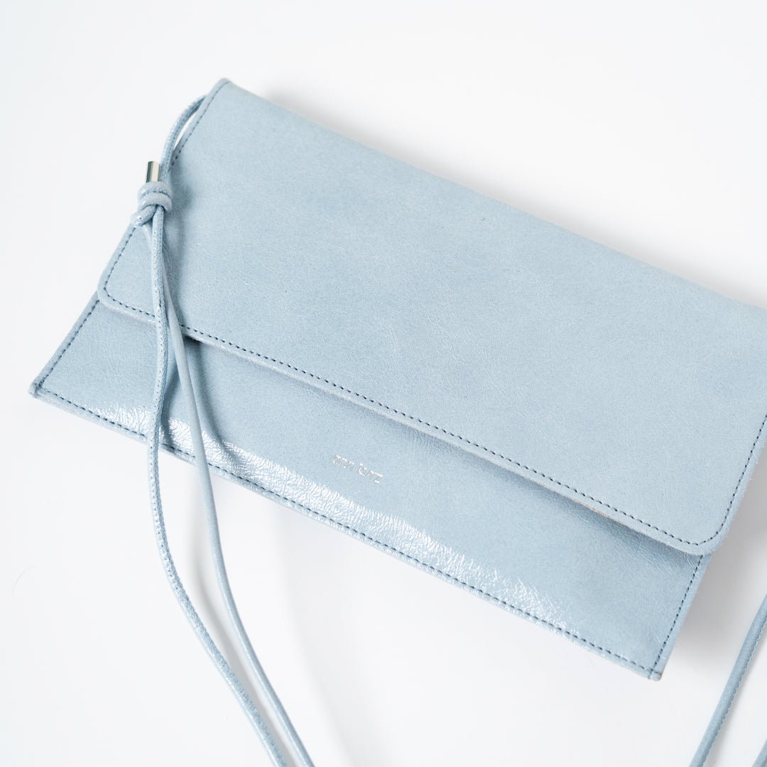 ann-kurz-thin-clutch-lackleder-clutch-celeste-handyfach image 3