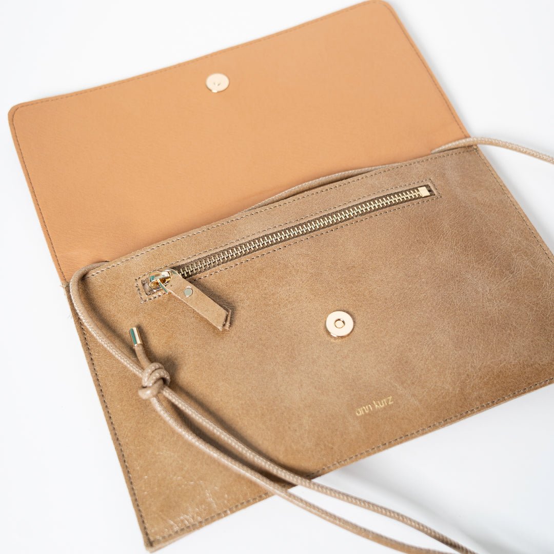 ann-kurz-thin-clutch-lackleder-taupe-mit-riemen image 2