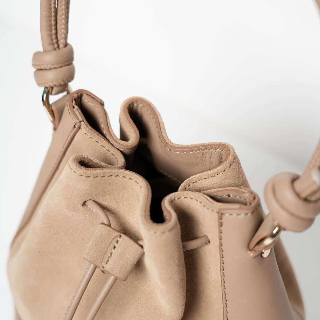 ann-kurz-mini-saku-beuteltasche-suede-caramelo-bucket-bag image 3