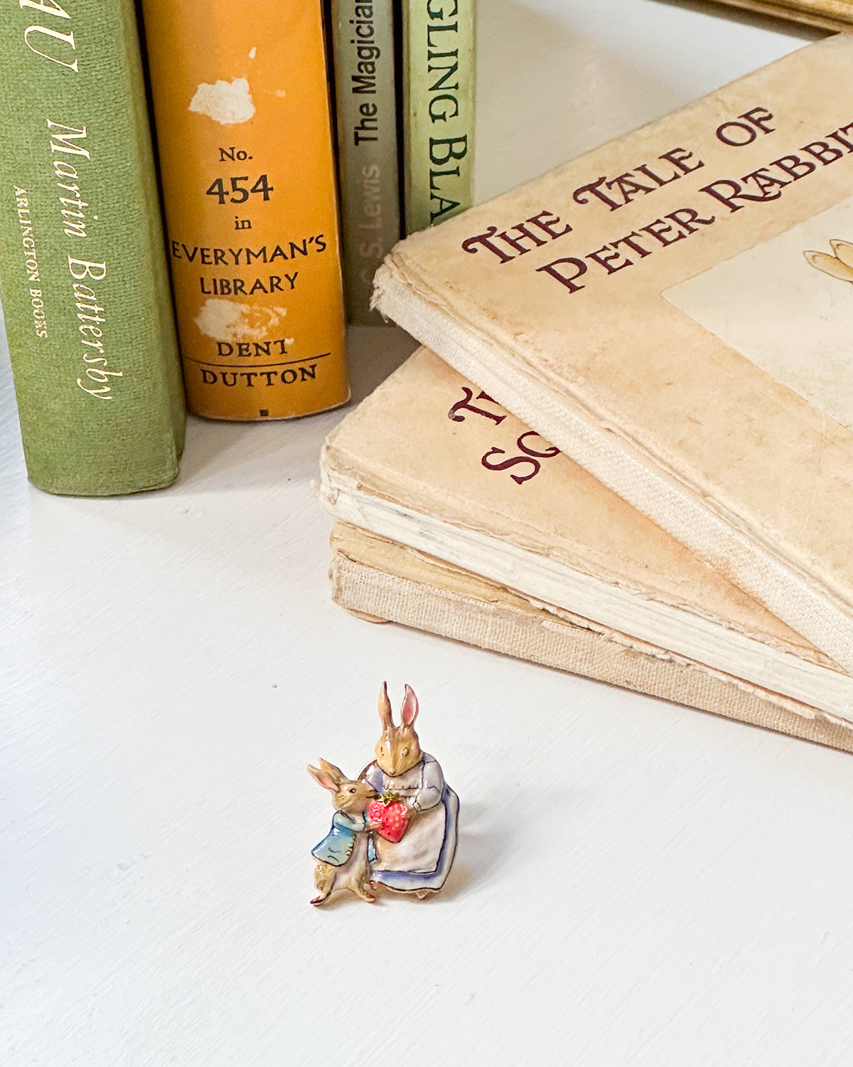 fable-england-peter-rabbit-mrs-rabbit-brosche-gold-emaille image 5