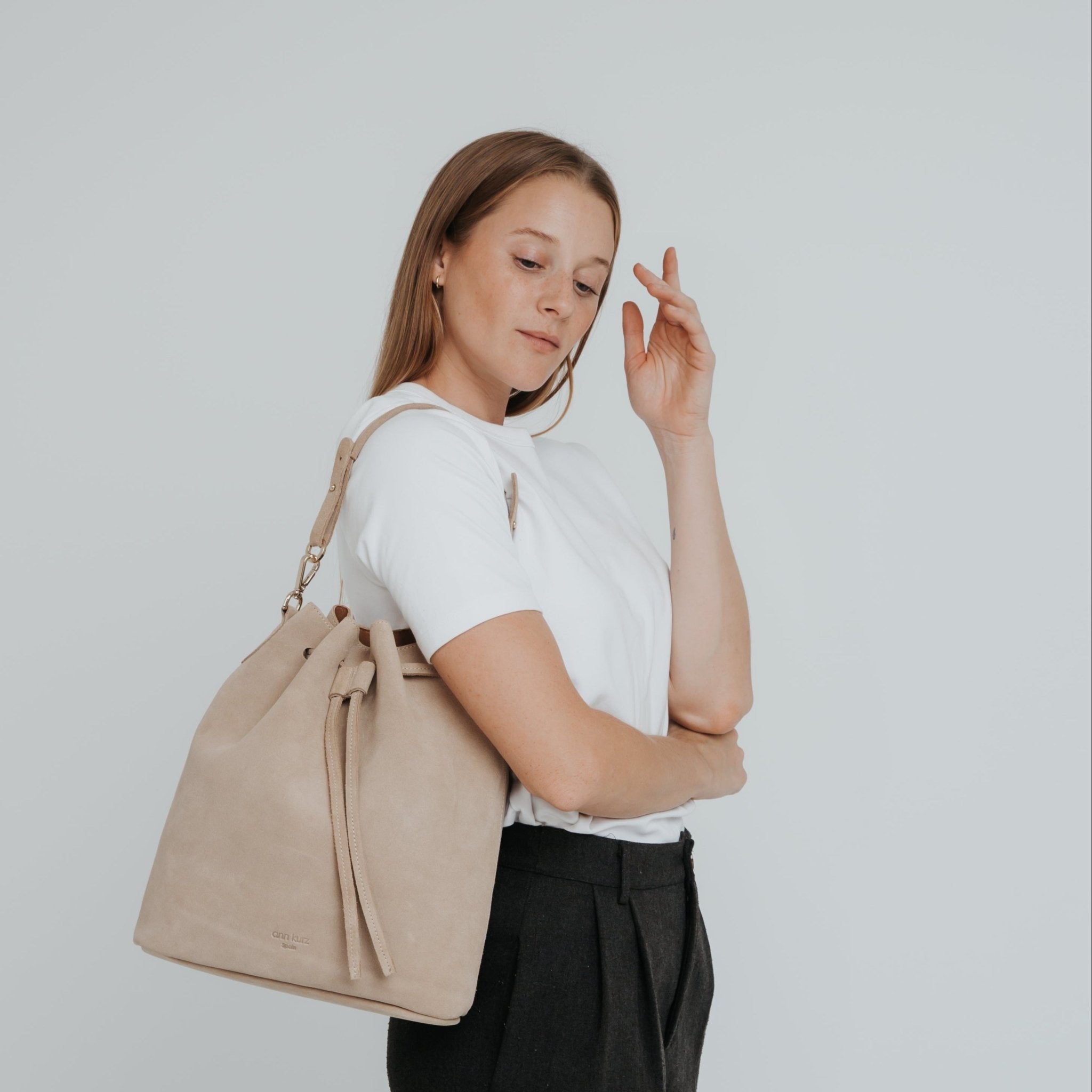 ann-kurz-saku-beuteltasche-mocha-croco-veloursleder image 6