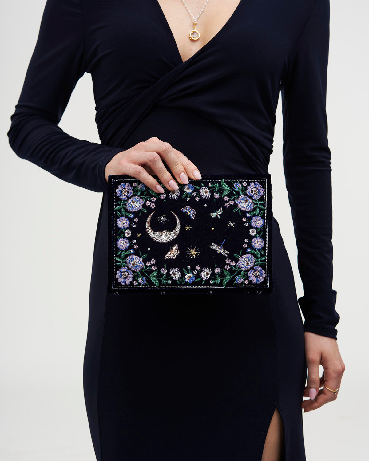 fable-england-marianne-midnight-garden-book-clutch-handtasche-navy-samt image 2